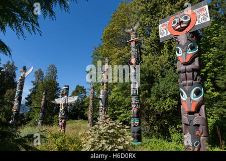 Vancouver, Kanada: Stanley Park Totempfähle am Brockton Point. Auf der rechten Seite ist Chief Skedans Leichenhalle Totempfahl (Haida). Stockfoto