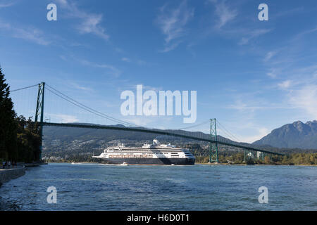 Vancouver, Kanada: Kreuzfahrtschiff MS Zaandam über die Lions Gate Bridge im Hafen von Vancouver. Stockfoto