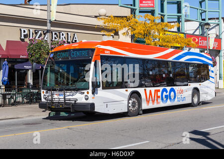 Ein WEGO Bus Heads Victoria Avenue hinunter, auf ihrem Weg zum Convention Center in Niagara Falls, Ontario, Kanada. Stockfoto