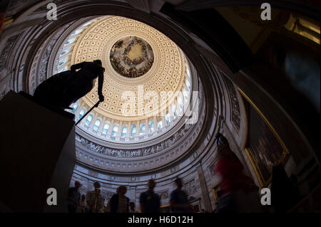 Blick von der Statue von George Washington in der Rotunde des US-Kapitol-Gebäudes, zeigt das Constantino Brumidi Fresko, Apotheosis of Washington an der Decke, die nach der Restaurierung in Washington, DC. Stockfoto