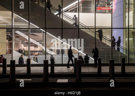 New York, NY - 26. Oktober 2016 - Abend Straßenszene außerhalb der Oculus Verkehrsknotenpunkt am World Trade Center Stockfoto