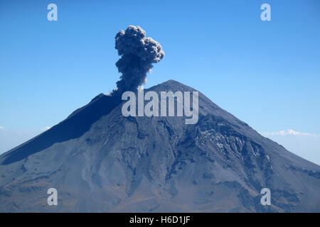 Aktive Vulkan Popocatepetl, auch genannt El Popo, Bild aus dem iztaccihuatl Berg im Nationalpark in der Nähe von Puebla, Mexiko genommen Stockfoto