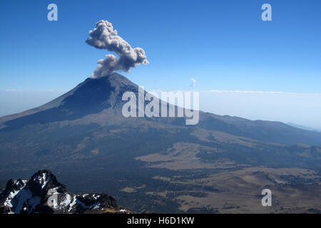 Aktive Vulkan Popocatepetl, auch genannt El Popo, Bild aus dem iztaccihuatl Berg im Nationalpark in der Nähe von Puebla, Mexiko genommen Stockfoto