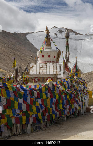 Der Pangong Lake Road; behauptet, um die dritte höchste befahrbare Straße Stockfoto