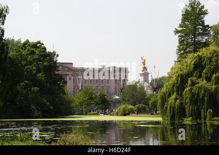 Buckingham Palace über den See in St James' Park aus gesehen. Stockfoto