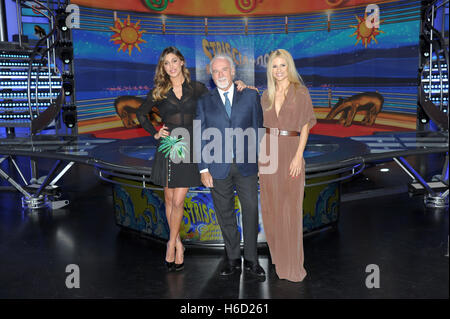 Belen Rodriguez (links), Antonio Ricci (Mitte) und Michelle Hunziker, zeigen die Moderatoren des Fernsehens "Striscia la Notizia", in Mailand, Italien.  Mitwirkende: Belen Rodriguez, Antonio Ricci, Michelle Hunziker Where: Mailand, Lombardei, Italien bei: 22 Sep 2016 C Stockfoto