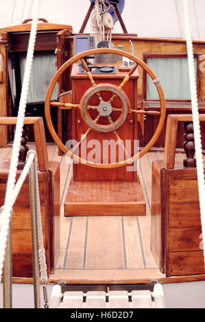 Lenkrad auf die alten Segelboot. Seereise das Segelschiff. Segelboot mit einem hölzernen Helm vor Reisen. Stockfoto