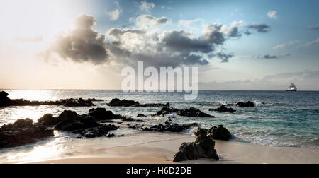 RMS St. Helena aus Georgetown Ascension Island vom Strand des toten Mannes Stockfoto