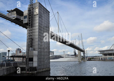 Die Fußgängerbrücke über die Royal Victoria Dock in Londons Docklands. Stockfoto