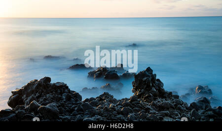 Ascension Island Felsen am Toten Mann Strand Georgetown bei Sonnenuntergang künstlerische Langzeitbelichtung Stockfoto