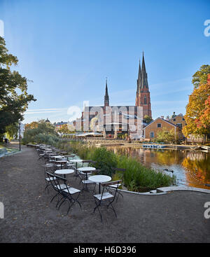 Die Kathedrale und den Fluss Fyris (Fyrisan) in den Herbst, Uppsala, Schweden, Skandinavien Stockfoto