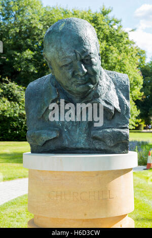 Die Churchill Memorial Garden, Oscar Nemon Büste/Bronze Statue von Sir Winston Churchilll. (83) Stockfoto