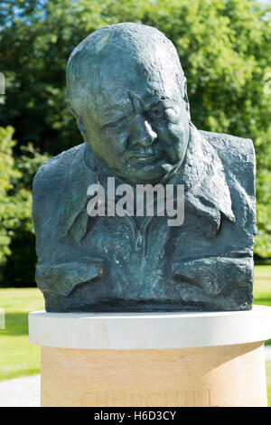 Die Churchill Memorial Garden, Oscar Nemon Büste/Bronze Statue von Sir Winston Churchilll. (83) Stockfoto