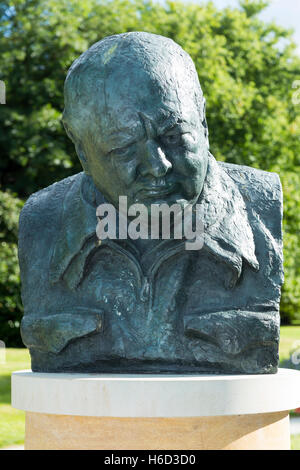 Die Churchill Memorial Garden, Oscar Nemon Büste/Bronze Statue von Sir Winston Churchilll. (83) Stockfoto