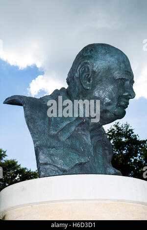 Die Churchill Memorial Garden, Oscar Nemon Büste/Bronze Statue von Sir Winston Churchilll. (83) Stockfoto