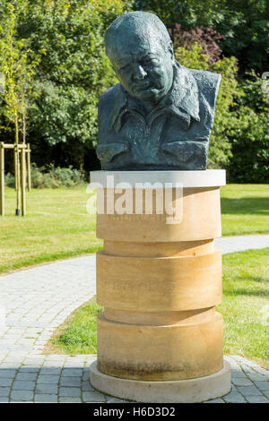 Die Churchill Memorial Garden, Oscar Nemon Büste/Bronze Statue von Sir Winston Churchilll. (83) Stockfoto