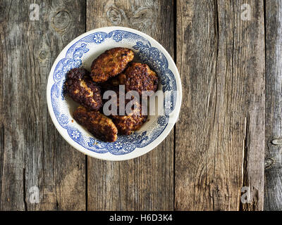 Schnitzel in einer Schüssel auf hölzernen Verwitterung Tisch Stockfoto