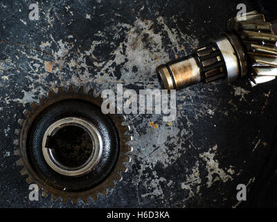 Nahaufnahme der Zahnräder auf Rustick Hintergrund Stockfoto