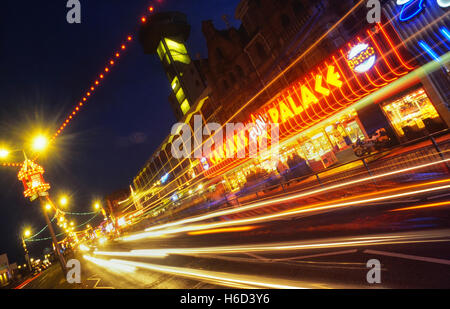 Tolle Beleuchtung an der Yarmouth Promenade am Meer und Spielhallen. Norfolk. England. VEREINIGTES KÖNIGREICH Stockfoto