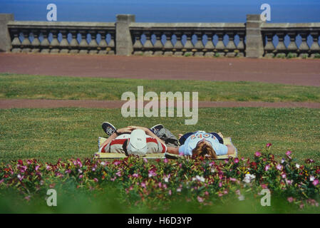 Ein paar Schlafen auf der Klippe Garten Rasen in Gorleston-on-Sea in der Nähe von Great Yarmouth. Norfolk. England. Großbritannien Stockfoto