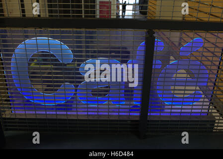 blaue Leuchtreklame Café in industriellen Ambiente Stockfoto