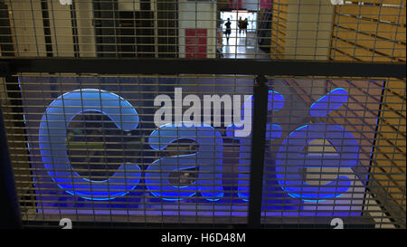 blaue Leuchtreklame Café in industriellen Ambiente Stockfoto