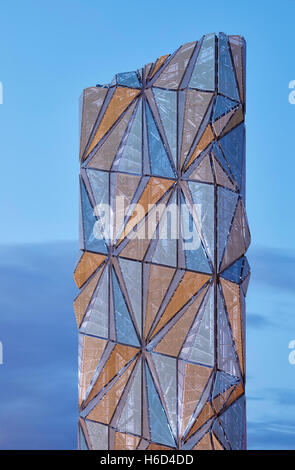 Abstrakte Ansicht der skulpturalen Schornstein mit facettierten Platten mit verschiedenen Farben reflektiert. Greenwich-Energie-Zentrum / optische Mantel, Greenwich, Großbritannien. Architekt: C.f. Møller / Conrad Shawcross, 2016. Stockfoto