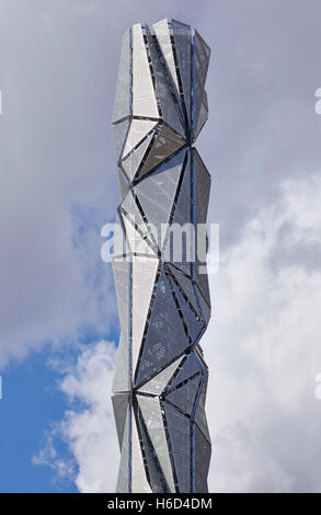 Blick auf den skulpturalen Schornstein mit facettierten abstrakte Panels. Greenwich-Energie-Zentrum / optische Mantel, Greenwich, Großbritannien. Architekt: C.f. Møller / Conrad Shawcross, 2016. Stockfoto