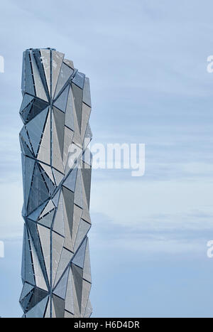 Blick auf den skulpturalen Schornstein mit facettierten abstrakte Panels. Greenwich-Energie-Zentrum / optische Mantel, Greenwich, Großbritannien. Architekt: C.f. Møller / Conrad Shawcross, 2016. Stockfoto