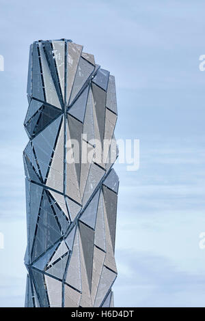 Blick auf den skulpturalen Schornstein mit facettierten abstrakte Panels. Greenwich-Energie-Zentrum / optische Mantel, Greenwich, Großbritannien. Architekt: C.f. Møller / Conrad Shawcross, 2016. Stockfoto