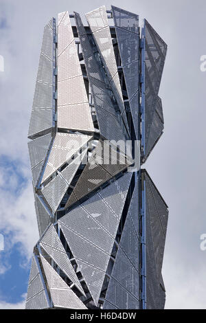 Blick auf den skulpturalen Schornstein mit facettierten abstrakte Panels. Greenwich-Energie-Zentrum / optische Mantel, Greenwich, Großbritannien. Architekt: C.f. Møller / Conrad Shawcross, 2016. Stockfoto