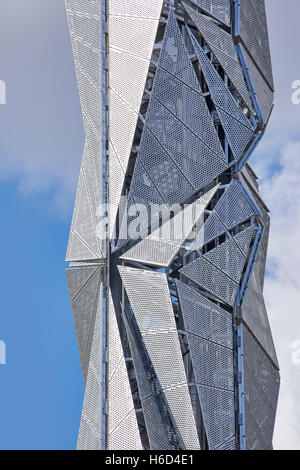 Blick auf den skulpturalen Schornstein mit facettierten abstrakte Panels. Greenwich-Energie-Zentrum / optische Mantel, Greenwich, Großbritannien. Architekt: C.f. Møller / Conrad Shawcross, 2016. Stockfoto