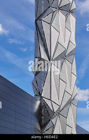 Blick auf den skulpturalen Schornstein mit facettierten abstrakte Panels. Greenwich-Energie-Zentrum / optische Mantel, Greenwich, Großbritannien. Architekt: C.f. Møller / Conrad Shawcross, 2016. Stockfoto