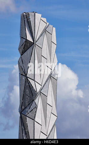 Auf Sicht von der skulpturalen Schornstein mit facettierten abstrakte Panels. Greenwich-Energie-Zentrum / optische Mantel, Greenwich, Großbritannien. Architekt: C.f. Møller / Conrad Shawcross, 2016. Stockfoto