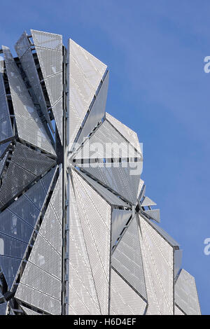 Nahaufnahme des skulpturalen Schornsteins mit facettierten abstrakte Panels. Greenwich-Energie-Zentrum / optische Mantel, Greenwich, Großbritannien. Architekt: C.f. Møller / Conrad Shawcross, 2016. Stockfoto