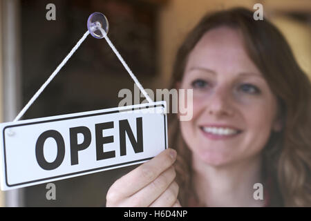 Speichern Sie Inhaber Hereindrehen Shop Tür Schild "geöffnet" Stockfoto