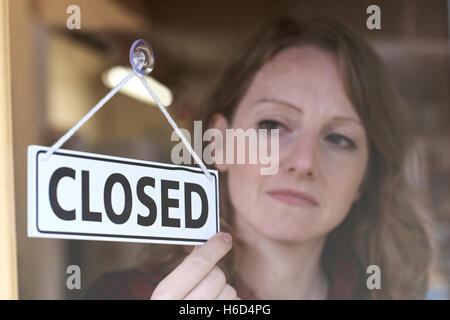 Shop Besitzer drehen geschlossenen anmelden Shop Eingang Stockfoto