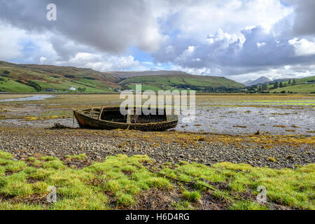 Isle Of Skye Schottland Landschaft. Alte verlassene gebrochen hölzerne Zeile Boot Wrack bedeckt mit Seepocken und Algen auf der sh Stockfoto