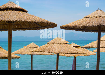 Stroh Sonnenschirme am Strand Stockfoto