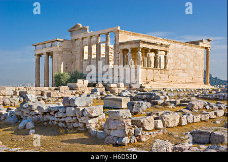 Das Erechtheion mit seiner berühmten Veranda der Jungfrauen (Karyatiden) ist ein Tempel in Akropolis Gegenwar Stockfoto