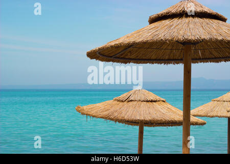 Stroh Sonnenschirme am Strand Stockfoto