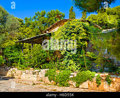 Versteckt in Garten Kirche des Heiligen Demetrius der Bombardier liegt auf Philopappos Hügel, auf dem Weg zur Pnyx, Athen, Griechenland Stockfoto