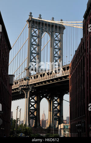 Die West-Pylon der Manhattan Bridge von Dumbo, Brooklyn, New York gesehen.  Empire State Building sichtbar. Stockfoto