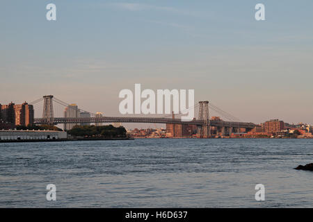 Die Williamsburg Bridge über den East River, New York betrachtet von Main Street Park, Brooklyn, Vereinigte Staaten von Amerika. Stockfoto