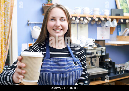 Kellnerin im Cafe für Kunden mit Kaffee zum mitnehmen Stockfoto
