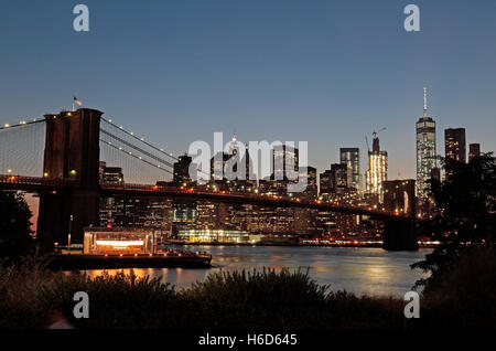 Am Abend Blick auf die Brooklyn Bridge von Main Street Park, Dumbo, Brooklyn, NY, Vereinigte Staaten von Amerika. Stockfoto