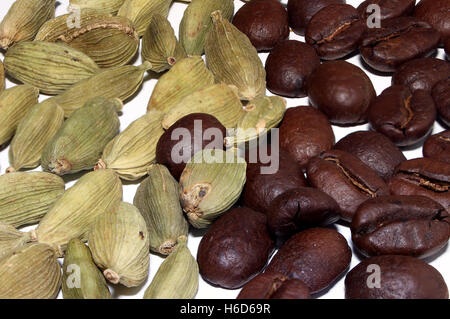 Kardamom und Kaffeebohnen Nahaufnahme Hintergrund Stockfoto