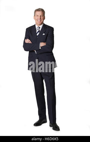 Porträt von reifer Geschäftsmann mit verschränkten Armen Stockfoto