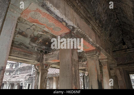 Original farbiger Korridor mit Lotusblumen, Khmer Architektur, Angkor Wat, Kambodscha Stockfoto