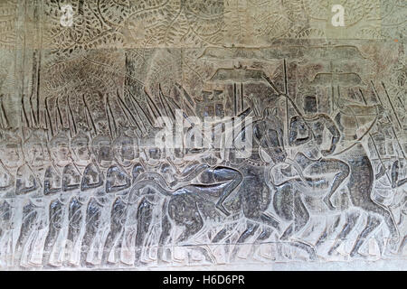 Bas-Relief mit Darstellung von Schlacht und König, Khmer-Architektur, Angkor Wat, Kambodscha Stockfoto